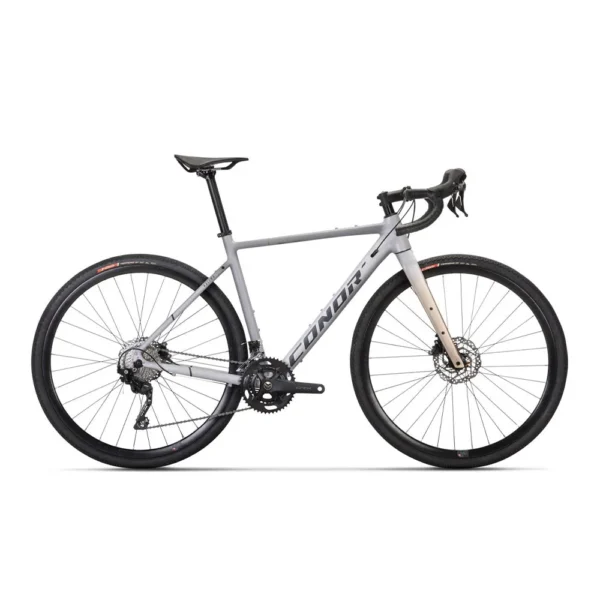 Vélo gravel CONOR KALIMA 2X10s chez Carlanges Bicyclette, polyvalent et performant pour route et chemins.