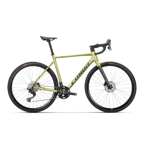 Vélo gravel CONOR KALIMA chez Carlanges Bicyclette, polyvalent et performant pour rouler sur route comme sur chemins.