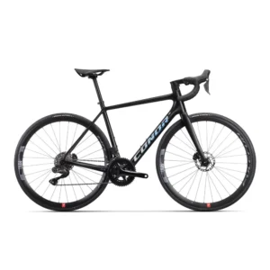 Vélo route CONOR RUSH 105 2x12 chez Carlanges Bicyclette, modèle performant et polyvalent pour vos sorties sportives et longues distances.