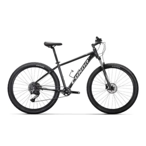 Découvrez le VTT CONOR 950 29 CUES 11S chez Carlanges Bicyclette, vélo polyvalent et stable pour vos sorties sur chemins.