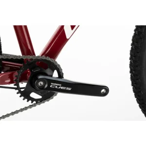 Découvrez le VTT CONOR 950 29 CUES 11S chez Carlanges Bicyclette, vélo polyvalent et stable pour vos sorties sur chemins.